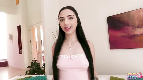 A primeira cena XXX dela é uma daquelas fodas anais que te assustam