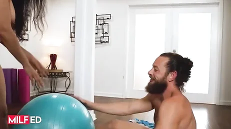 Elle met sa chatte devant le visage de l'entraîneur personnel : comme elle est excitée... !!