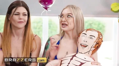 Madre e hija mamando pollas mientras las amigas esperan turno