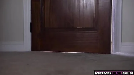 Meu namorado está olhando para a bunda da minha mãe, caramba, eu o peguei!!