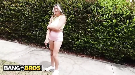 Ela está um pouco confusa... vamos ver se conseguimos fazer sexo com ela.
