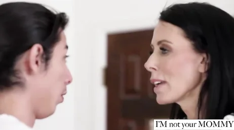 Mama lässt mich nicht einmal zum Duschen in mein Zimmer gehen ...