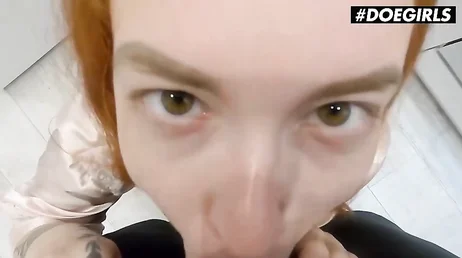 Cette rousse infidèle aime sucer la bite de son gros voisin
