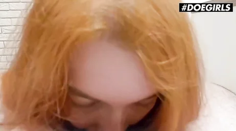 Cette rousse infidèle aime sucer la bite de son gros voisin