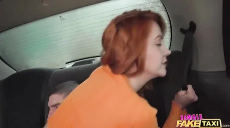 La taxista para el coche, abre las piernas y me pide que se lo coma !!