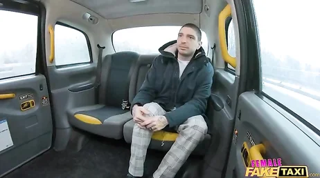La taxista para el coche, abre las piernas y me pide que se lo coma !!