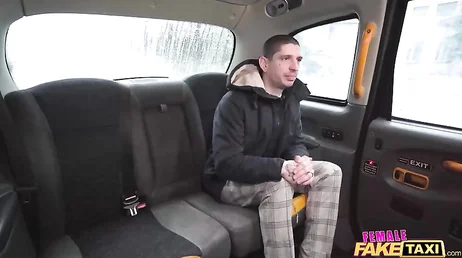 La taxista para el coche, abre las piernas y me pide que se lo coma !!