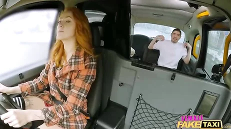 La taxista para el coche, abre las piernas y me pide que se lo coma !!