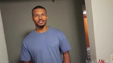 La fille du voisin me demande de la baiser plus fort, de baiser avec la brune