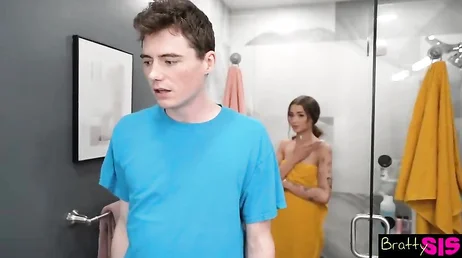 Mi prima se empeña en que me meta en la ducha con ella, que hago?