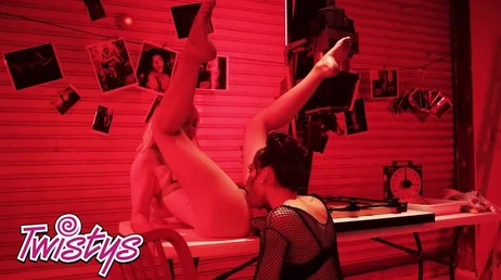 Compañeras de trabajo se comen el coño en la sala de revelado