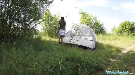 Il pêche tranquillement et un inconnu lui propose de l'argent pour baiser.