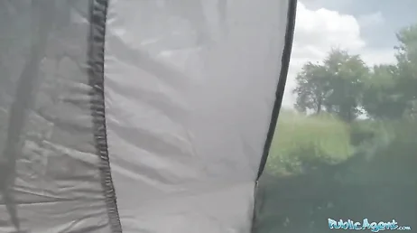 Il pêche tranquillement et un inconnu lui propose de l'argent pour baiser.