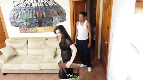 Viciosa ama de casa española se dedica a calentar al pobre fontanero