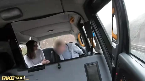 Parece que el taxista se ha confundido y la lleva a un lugar apartado ...