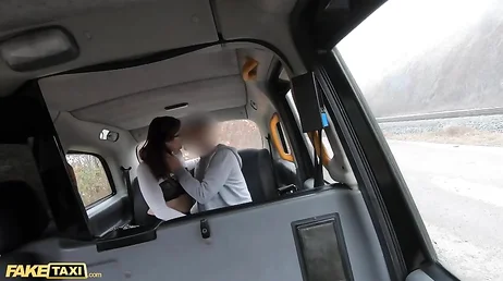 Parece que el taxista se ha confundido y la lleva a un lugar apartado ...