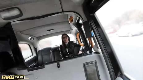 Parece que el taxista se ha confundido y la lleva a un lugar apartado ...