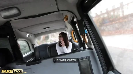 Parece que el taxista se ha confundido y la lleva a un lugar apartado ...