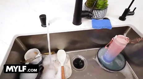 Como me gusta ponerme de rodillas y comerle la polla al novio de mi hija