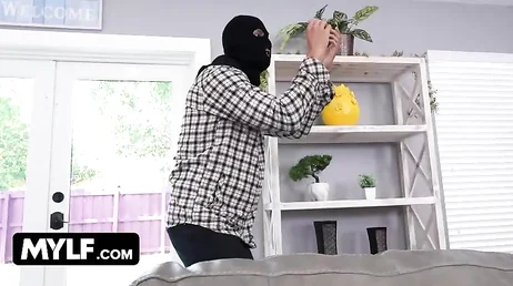 Un ladrón se acaba de colar en casa de Penelope Reed .., pobre de él ...