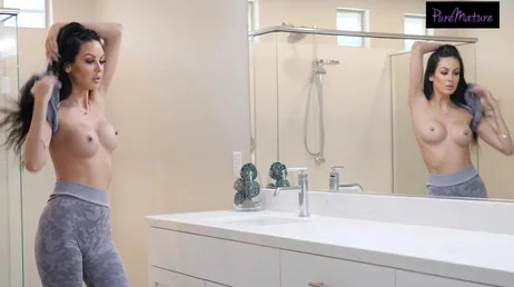 Mamá se pone sexy para ir al gimnasio, menudas tetas tiene