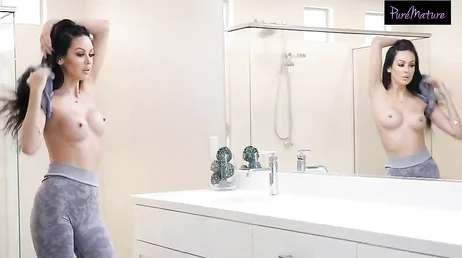 Mamá se pone sexy para ir al gimnasio, menudas tetas tiene