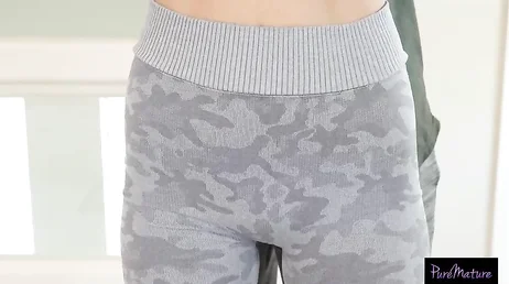 Mamá se pone sexy para ir al gimnasio, menudas tetas tiene