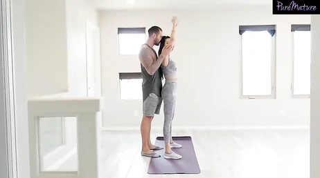 Mamá se pone sexy para ir al gimnasio, menudas tetas tiene