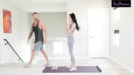 Mamá se pone sexy para ir al gimnasio, menudas tetas tiene