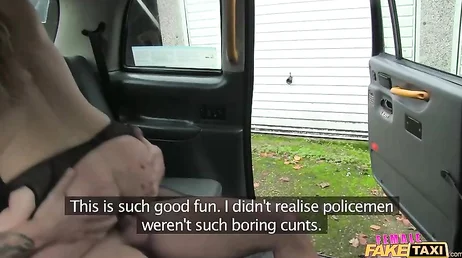 Una mujer graba como una pareja baja del taxi y se ponen a follar