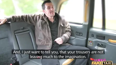 Una mujer graba como una pareja baja del taxi y se ponen a follar