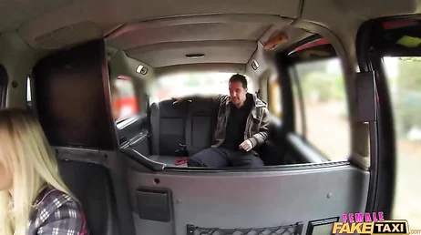 Una mujer graba como una pareja baja del taxi y se ponen a follar