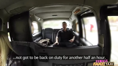 Una mujer graba como una pareja baja del taxi y se ponen a follar