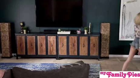 Le enseño los pechitos a mi primo .., se ha empalmado el cerdo !!