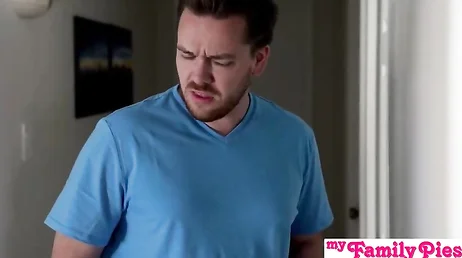 Le enseño los pechitos a mi primo .., se ha empalmado el cerdo !!