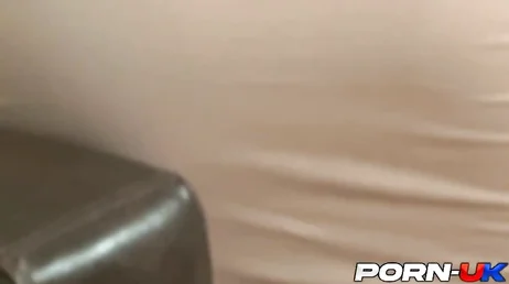 Elle ne peut s'empêcher de tromper son voisin : sa grosse bite la rend folle