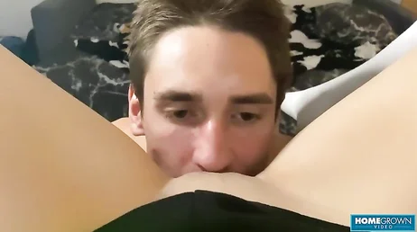 Baisée à quatre pattes sur le sol tout en suçant un godemichet contre le mur