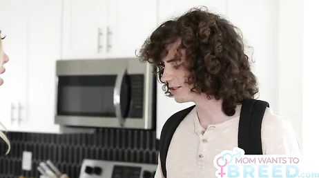 N'essaie même pas de t'enfuir, compris ? J'ai encore un peu de chemin à parcourir.