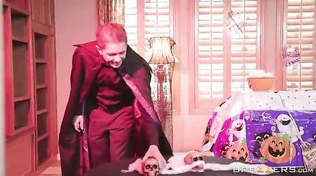 Ya casi es Halloween ... mirad esta pelirroja viciosa el atracón de polla que se da!