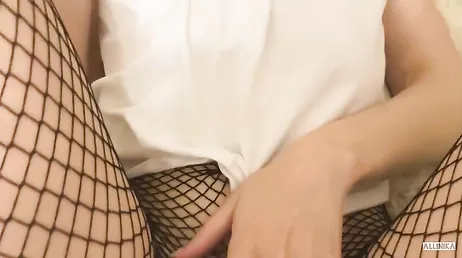 Le quita el pantaloncito corto y las medias de rejilla a su novia para follarla