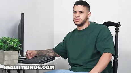 La criada negra está deseando ser follada por el hijo de los señores