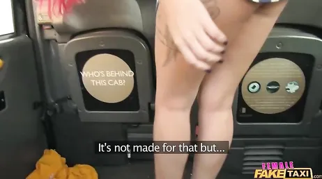 Taxista y pasajera se corren la una encima de la otra, que cerdas