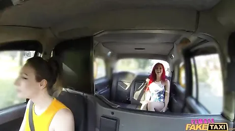 Taxista y pasajera se corren la una encima de la otra, que cerdas