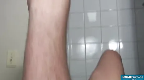 No la tengo muy grande pero mi mujer se la traga por completo ... !!