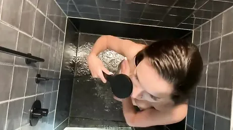 Une fille sexy rentre de la salle de sport et se masturbe sans arrêt sous la douche.