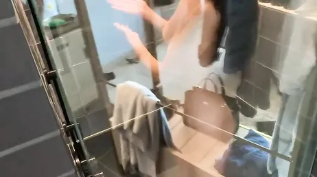 Une fille sexy rentre de la salle de sport et se masturbe sans arrêt sous la douche.