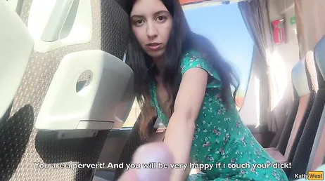 Un desconocido se saca la polla en el bus y se masturba mirándola ... !!