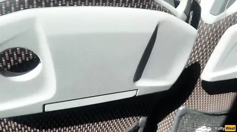 Un desconocido se saca la polla en el bus y se masturba mirándola ... !!