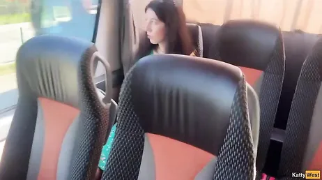 Un desconocido se saca la polla en el bus y se masturba mirándola ... !!