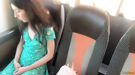 Un desconocido se saca la polla en el bus y se masturba mirándola ... !!